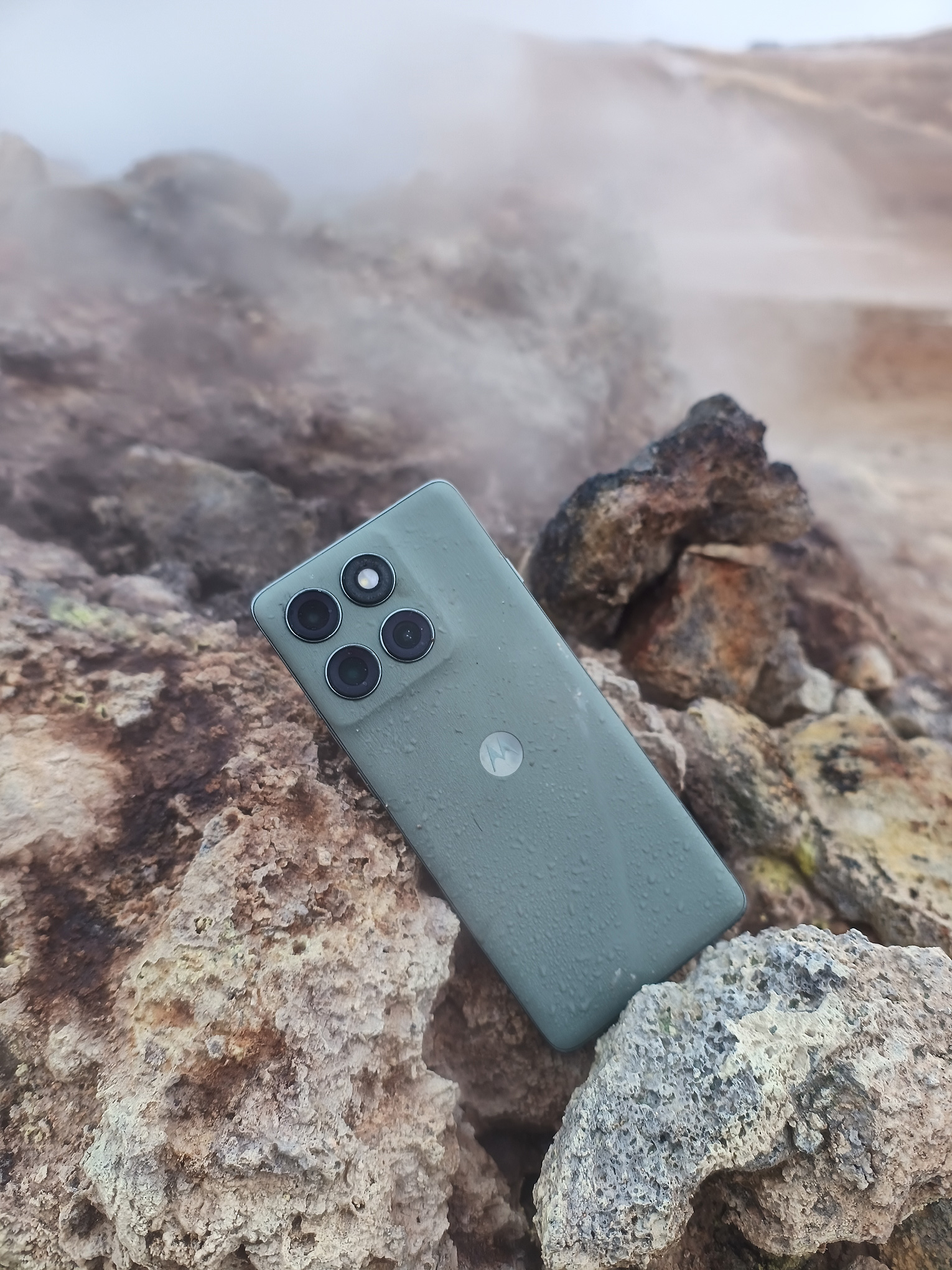 El motorola edge 60 pro en manos de un fotógrafo profesional en el increíble paisaje y exigente clima de Islandia